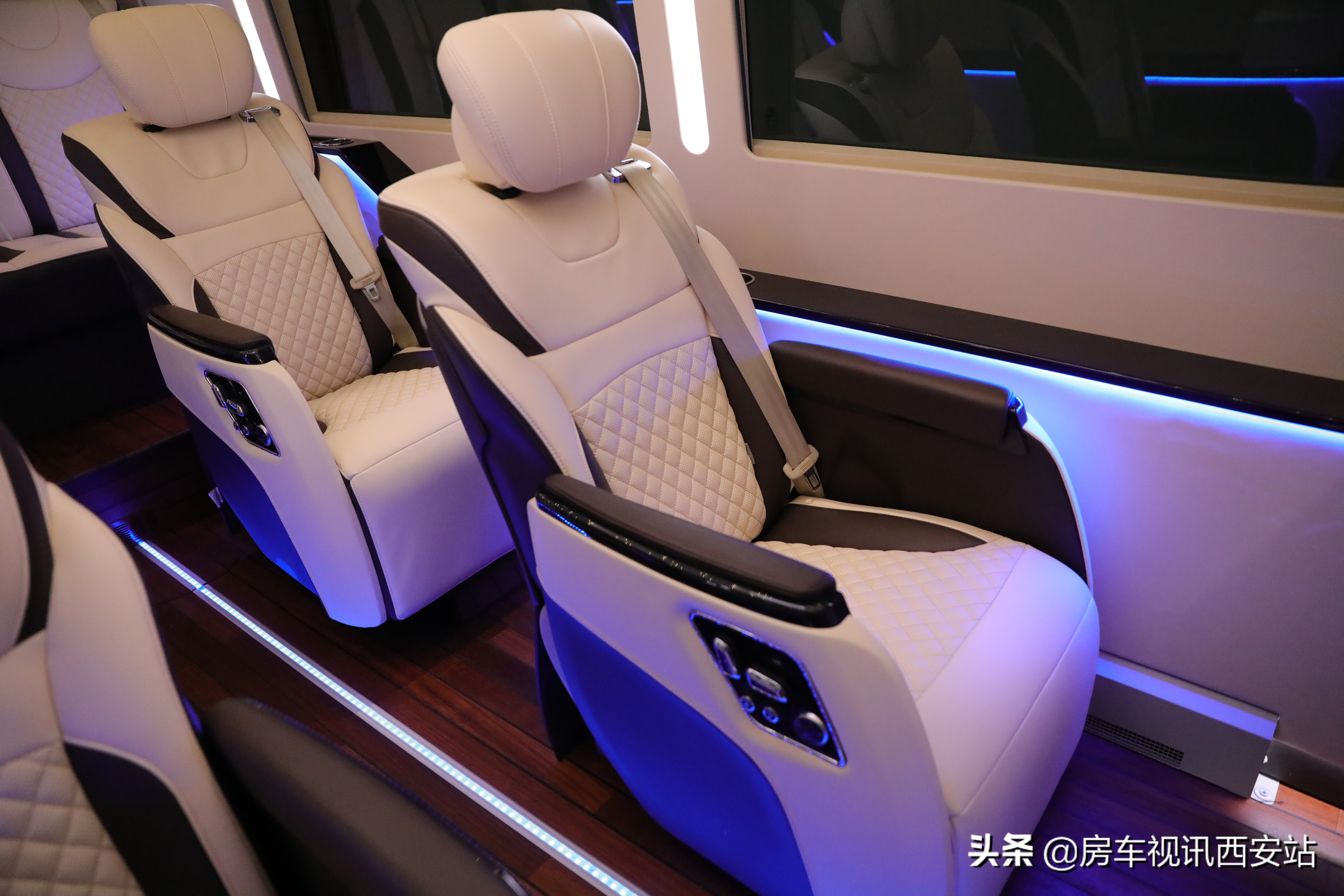 丰田考斯特vs宇通t7哪个安全性高,宇通t717座对比考斯特17座