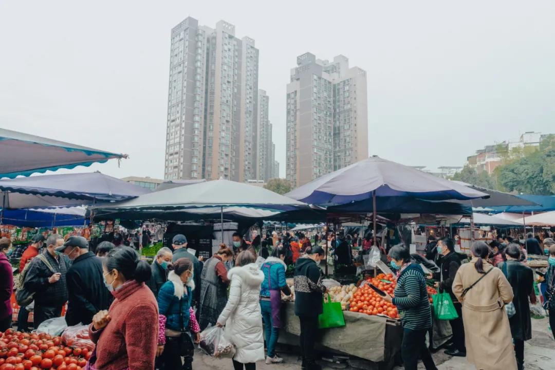 沙河边的野生菜市，是成都嬢嬢的狂欢现场