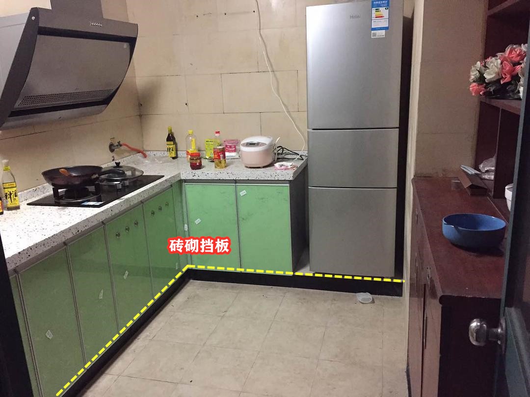 客厅中央电视柜与楼梯一体设计,客厅楼梯下面空间利用电视柜