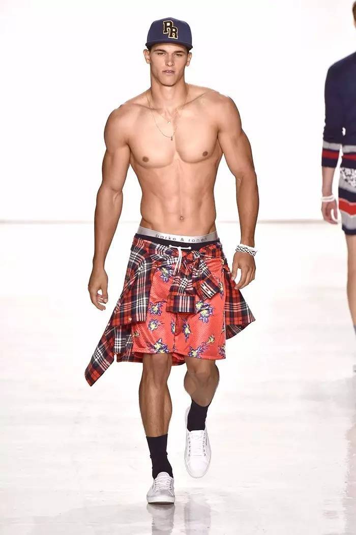 完成学业重新复出，黄金比例的小狼男模狗能否通过时尚的重新洗牌