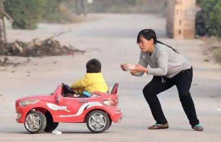 宝宝吃蓝莓卡喉父亲施救后续,小孩吞弹珠抢救视频