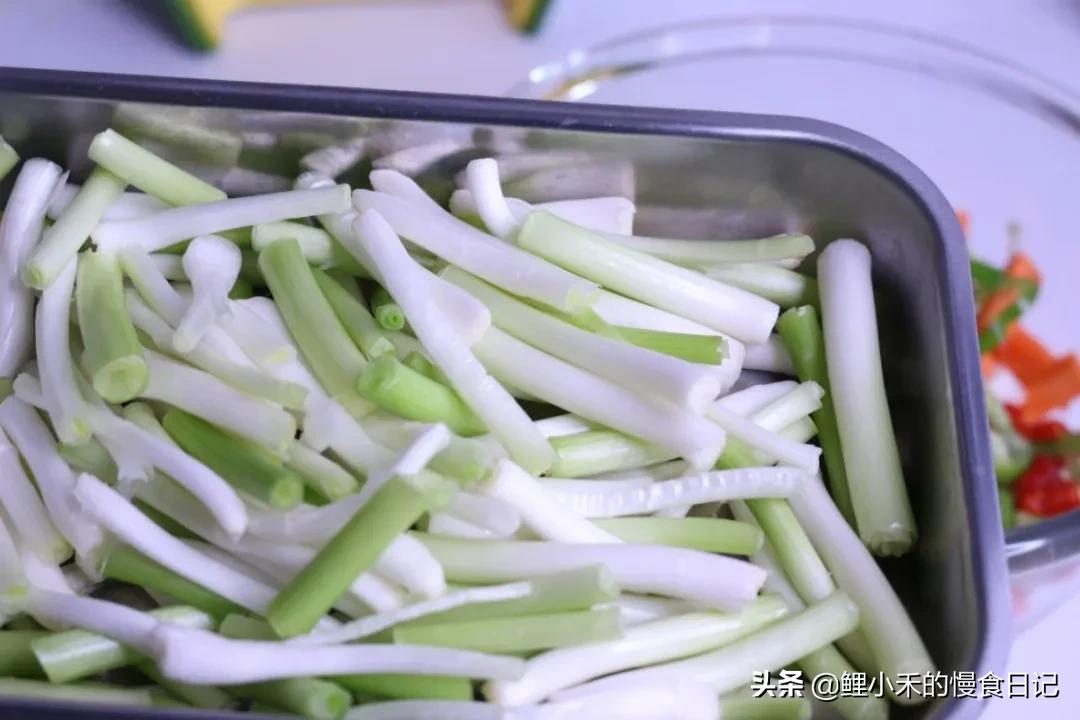 香菜根都别扔了这样煮一煮作用大,香菜根不要扔放锅里煮一煮