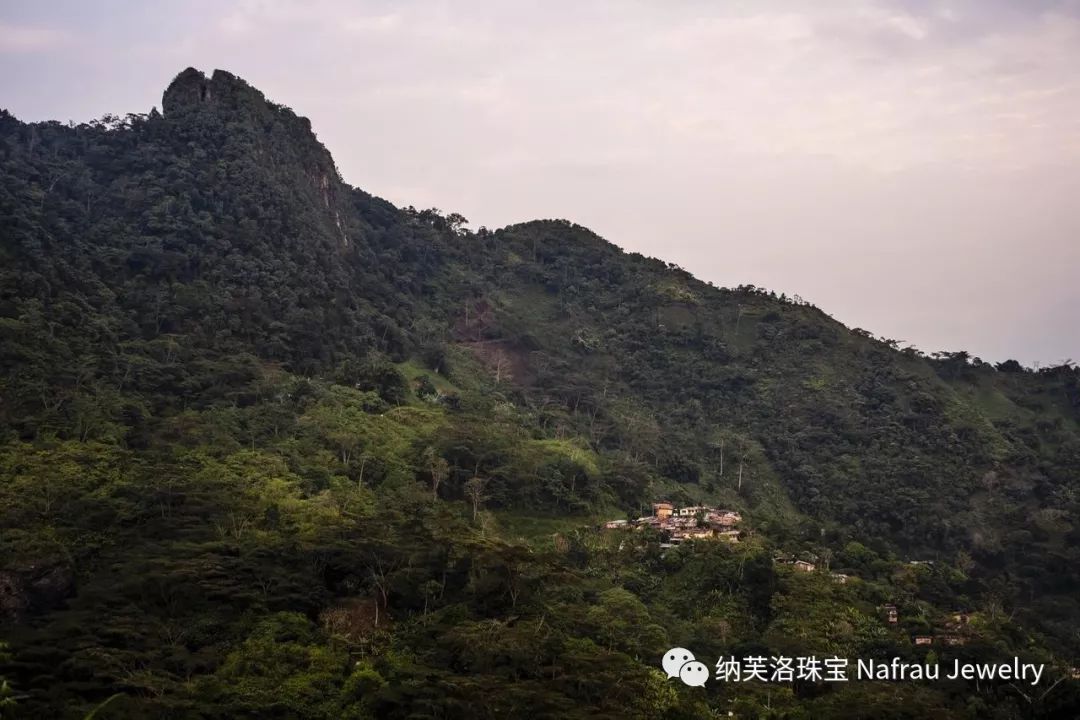 月薪2500，记录哥伦比亚祖母绿矿区女矿工的艰辛生活