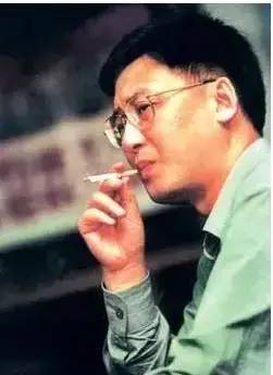 嫌工资低辞职光脚坐在火车站,成都市副市长辞职