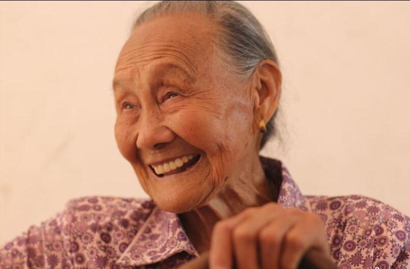 河南农妇手疼求医，医生检查手臂惊得报警，掏出证件民警给她敬礼