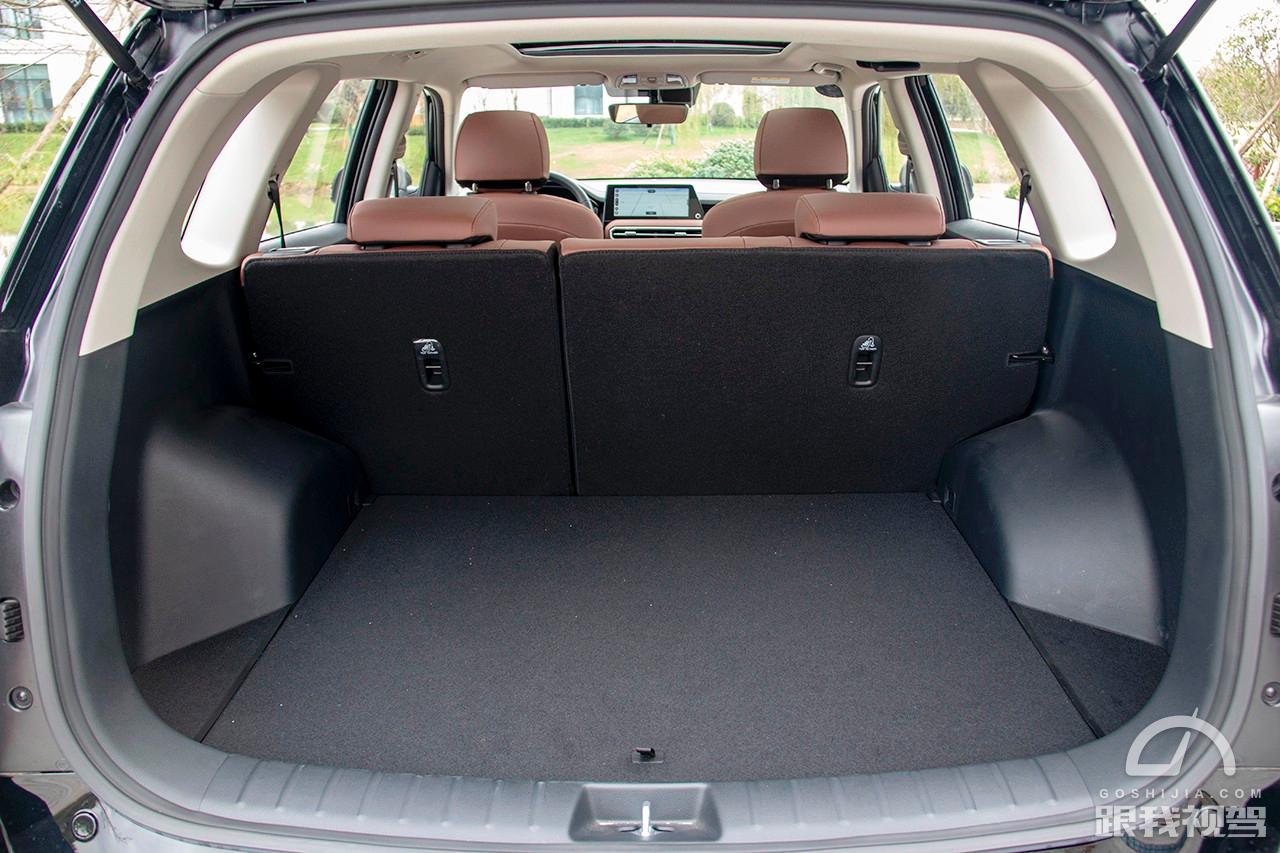 起亚智跑对比荣威rx5plus,起亚智跑对标车型