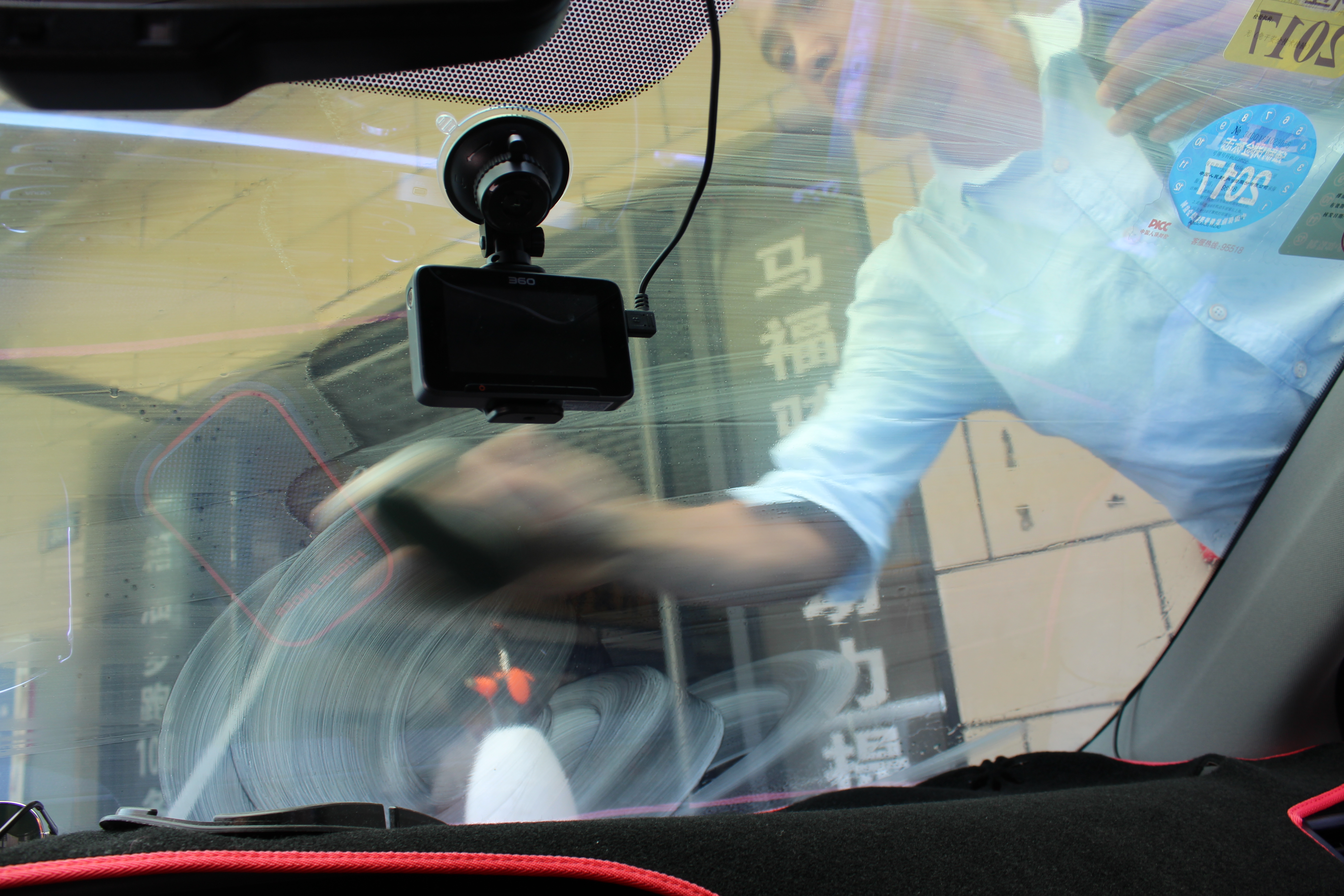 被改装店忽悠300元安装的水弹镀膜雨刷,真的有效果吗?