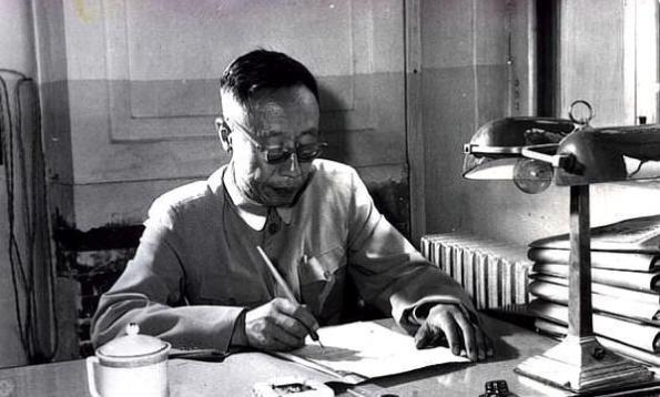 毛主席读溥仪的《我的前半生》，看后评价：我觉得这本书写得不好