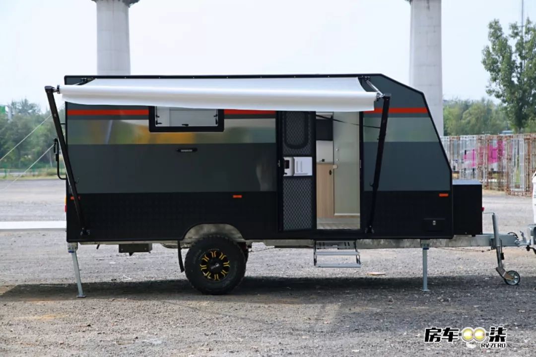 科斯升顶越野拖挂房车,平头轻卡双拓展自行式c型房车