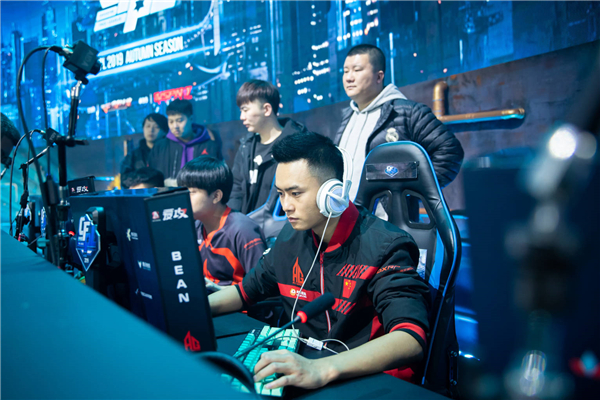 总决赛*击狙**对决烟雾游侠更胜一筹还是“现役第一狙”再度证明?