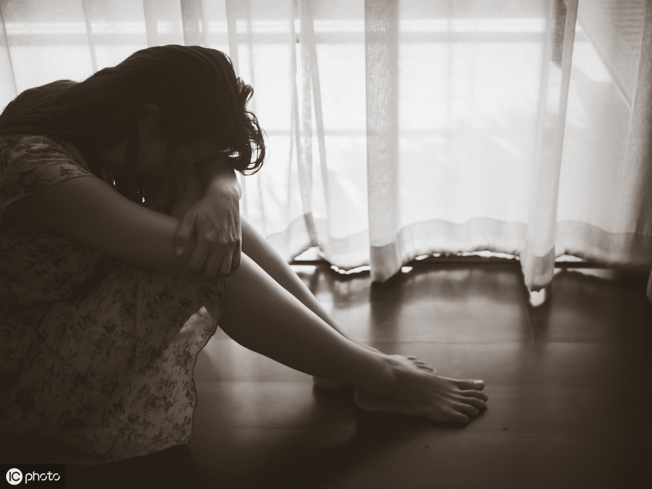 为了调查丈夫出轨,她买了46瓶Gucci香水送给他身边的每一个女人