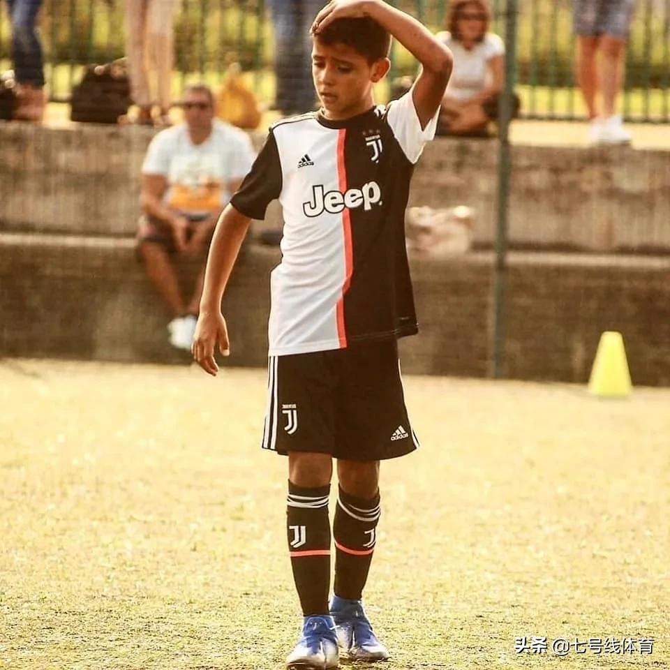 迷你罗踢足球图片,c罗和迷你罗踢球照片高清