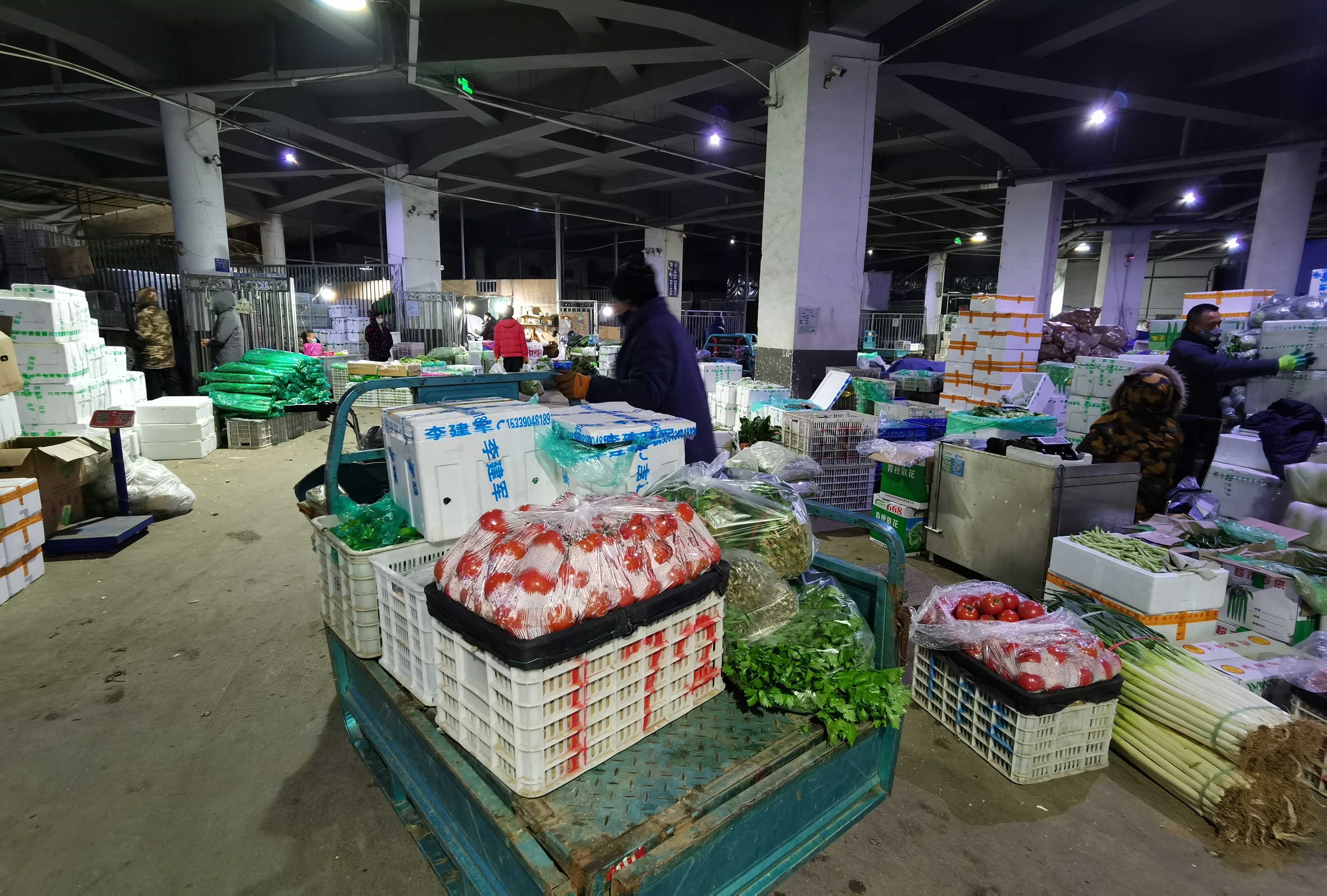 价稳量足！凌晨三点青岛早报记者直击抚顺路批发市场开市第一天