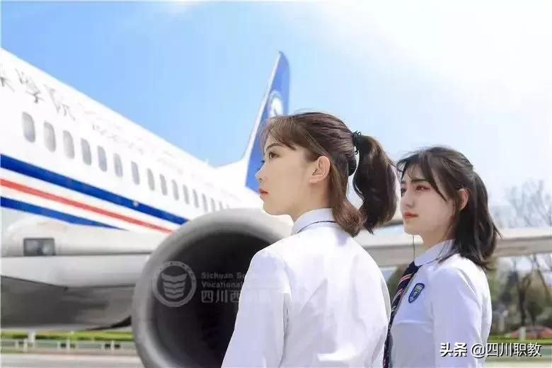 空姐登上成都世警会，西航版“迪丽热巴”颜值爆表