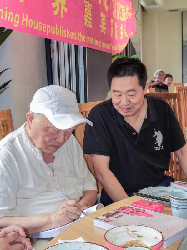 中国江苏知名教授易耀秋力作《沉重的红盖头》出版发行