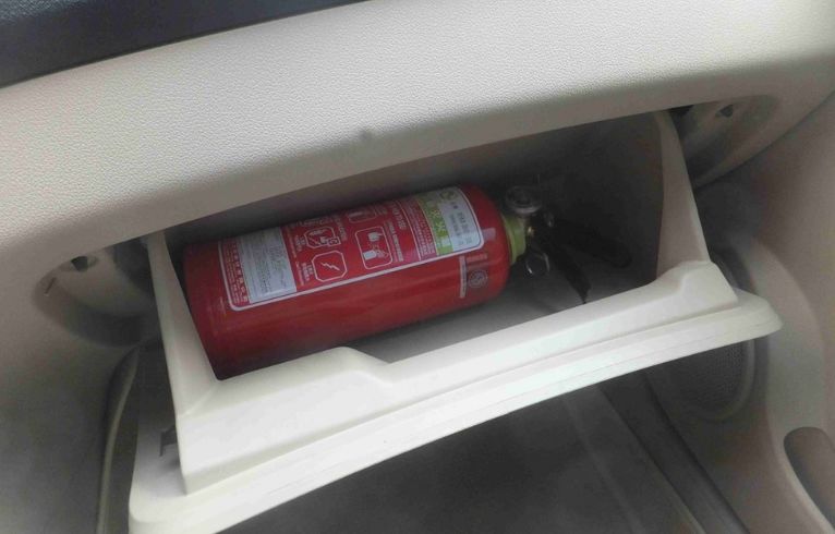 私家车自燃着火,私家车着火车主淡定拿出灭火指南