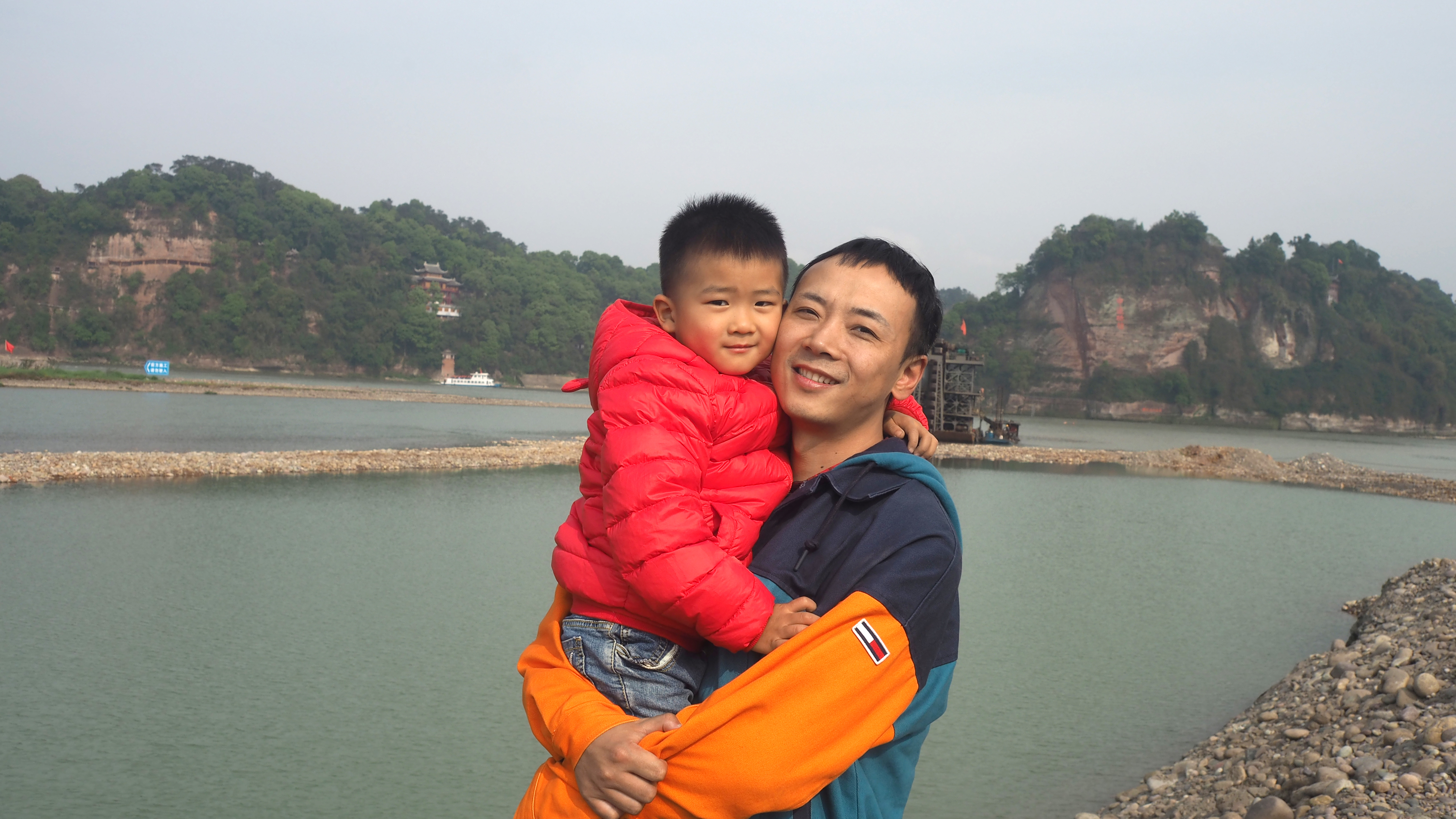 生活在别处的我精彩片段,美好的乐山生活