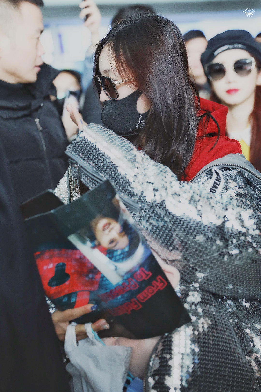 吴宣仪红色羽绒服,吴宣仪同款黄靴冬天怎么搭