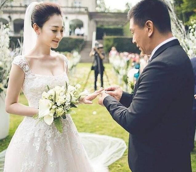 十年前，孙东海用艾滋针头抵住李小冉喉咙，李小冉被吓得崩溃大哭