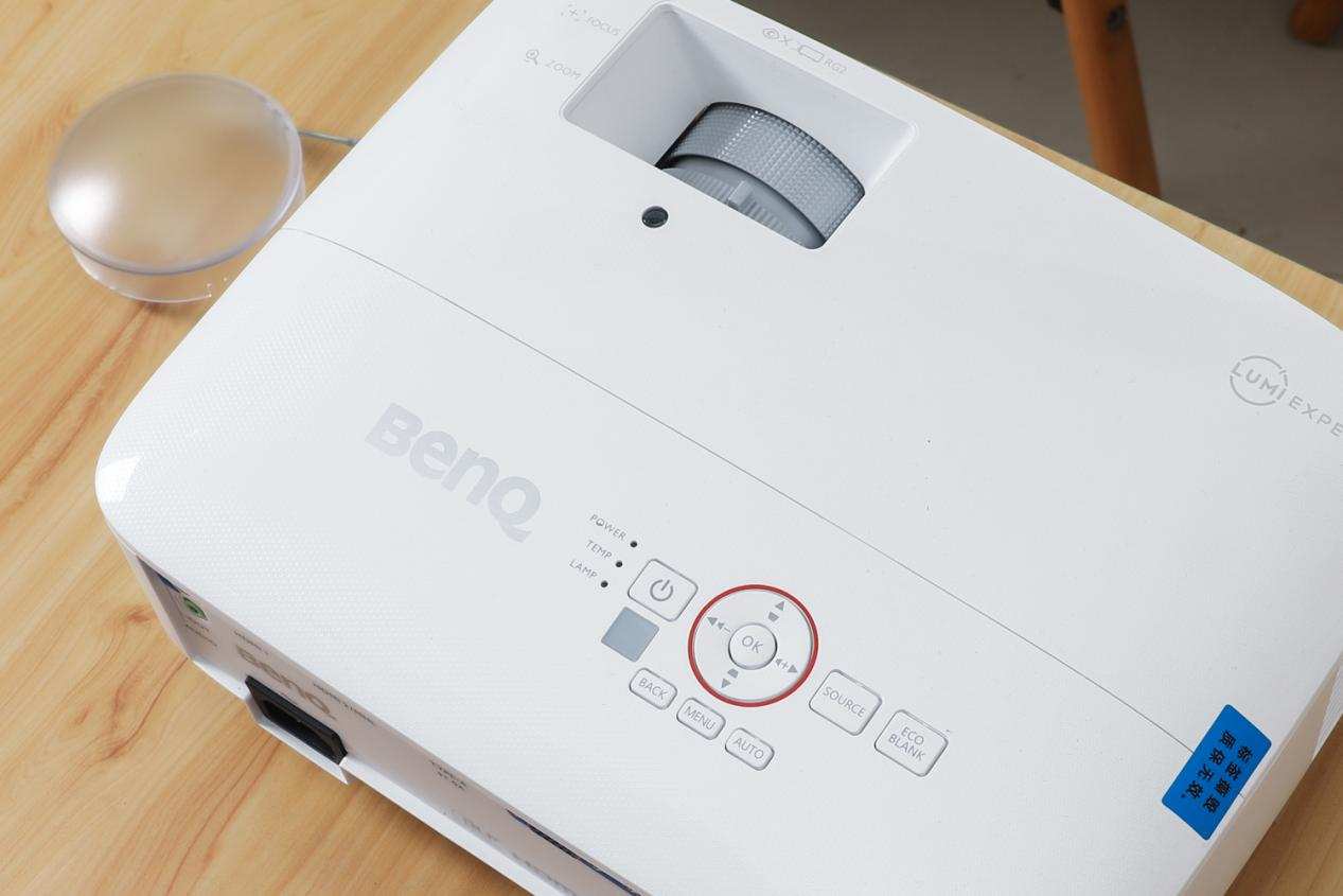 明基适合白天的投影仪选哪款,千万别买300的投影机