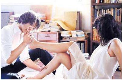 如果一个男生愿意亲你,男生怎样吻你是真的爱你