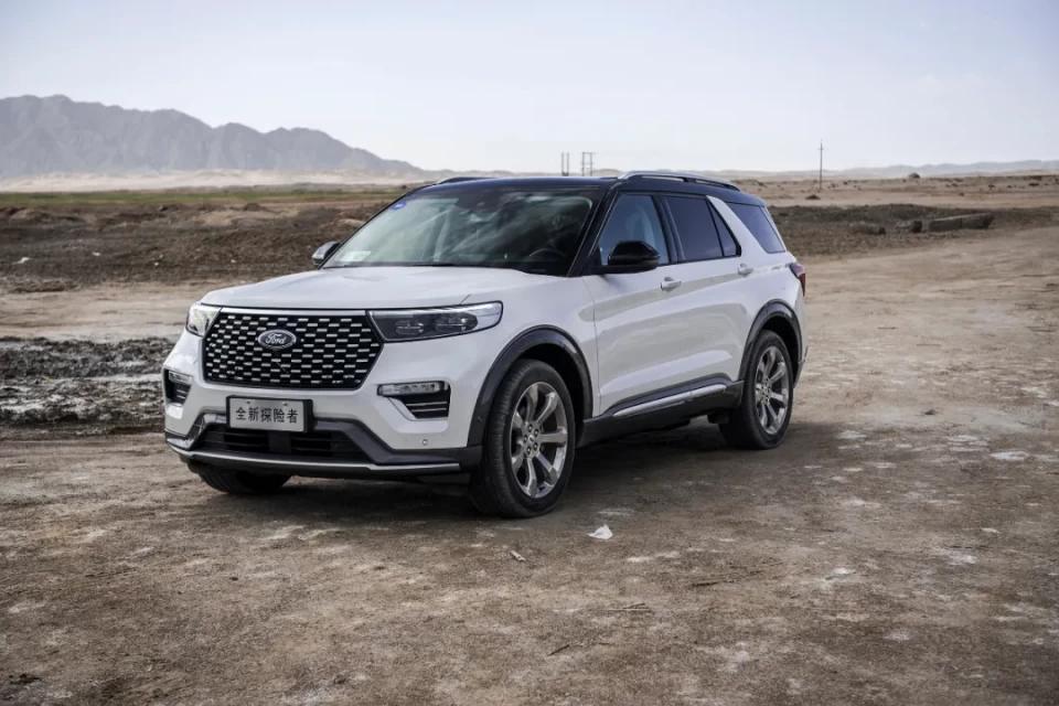 穿越过格尔木的盐湖我感受到了福特探险者的“硬气”