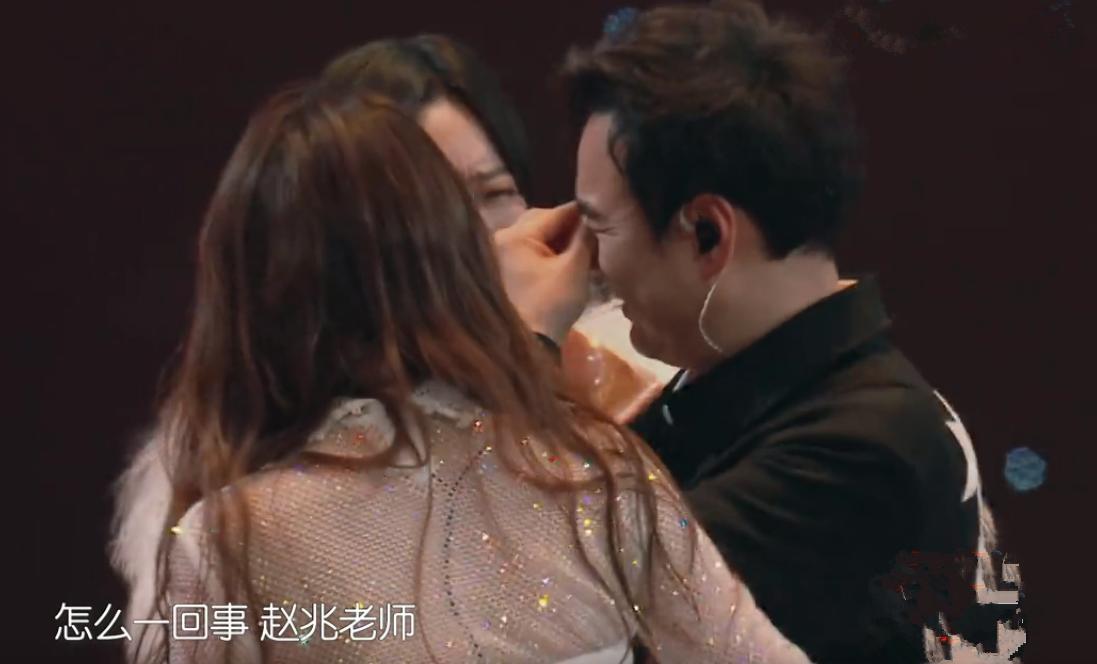 暖心郁可唯唱歌,郁可唯羽绒服蓝色