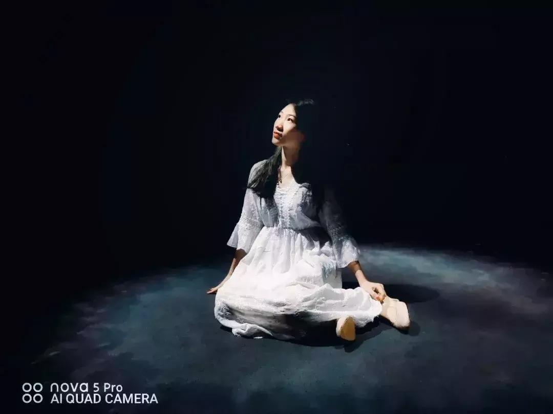 暗光环境拍人像技巧,黑夜拍照技巧白墙