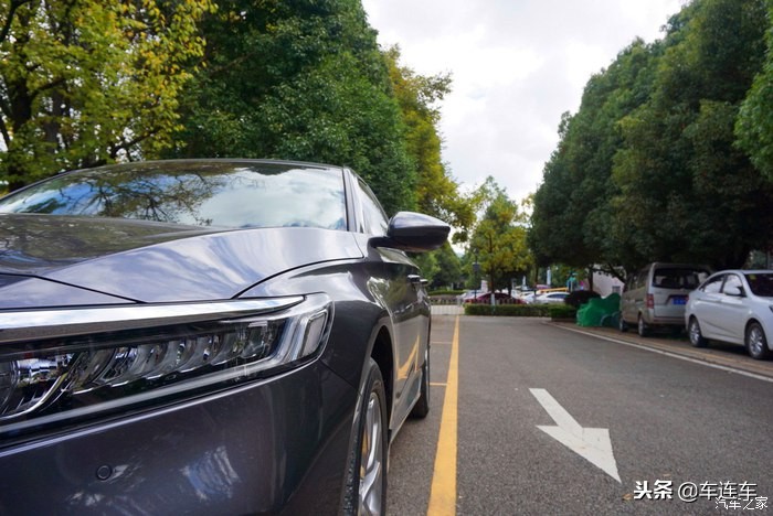 十代雅阁混动版与英诗派太空银,十代雅阁太空银还是白色好看