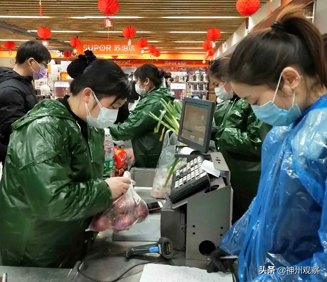 为了保障生鲜产品供应,平顶山德信泉超市这名营业员睡地板半个月