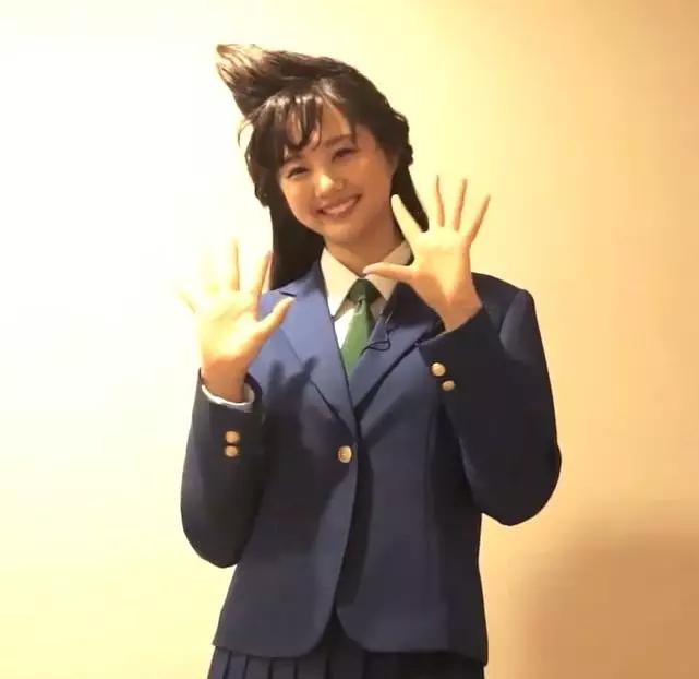 在自己脑袋上还原二次元头发的人们