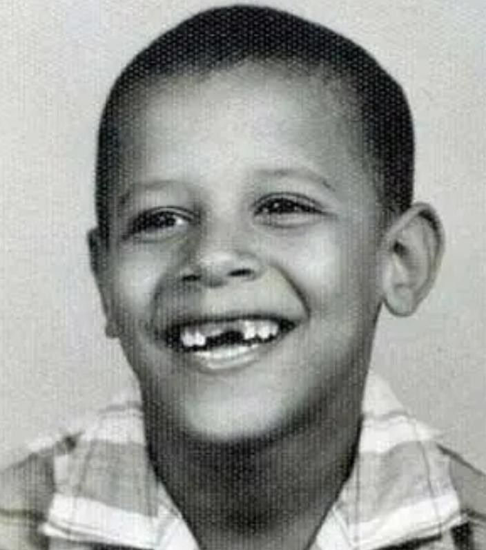 奥巴马第一次回非洲老家，帮着祖母扛大米，和兄弟们在村头喝酒