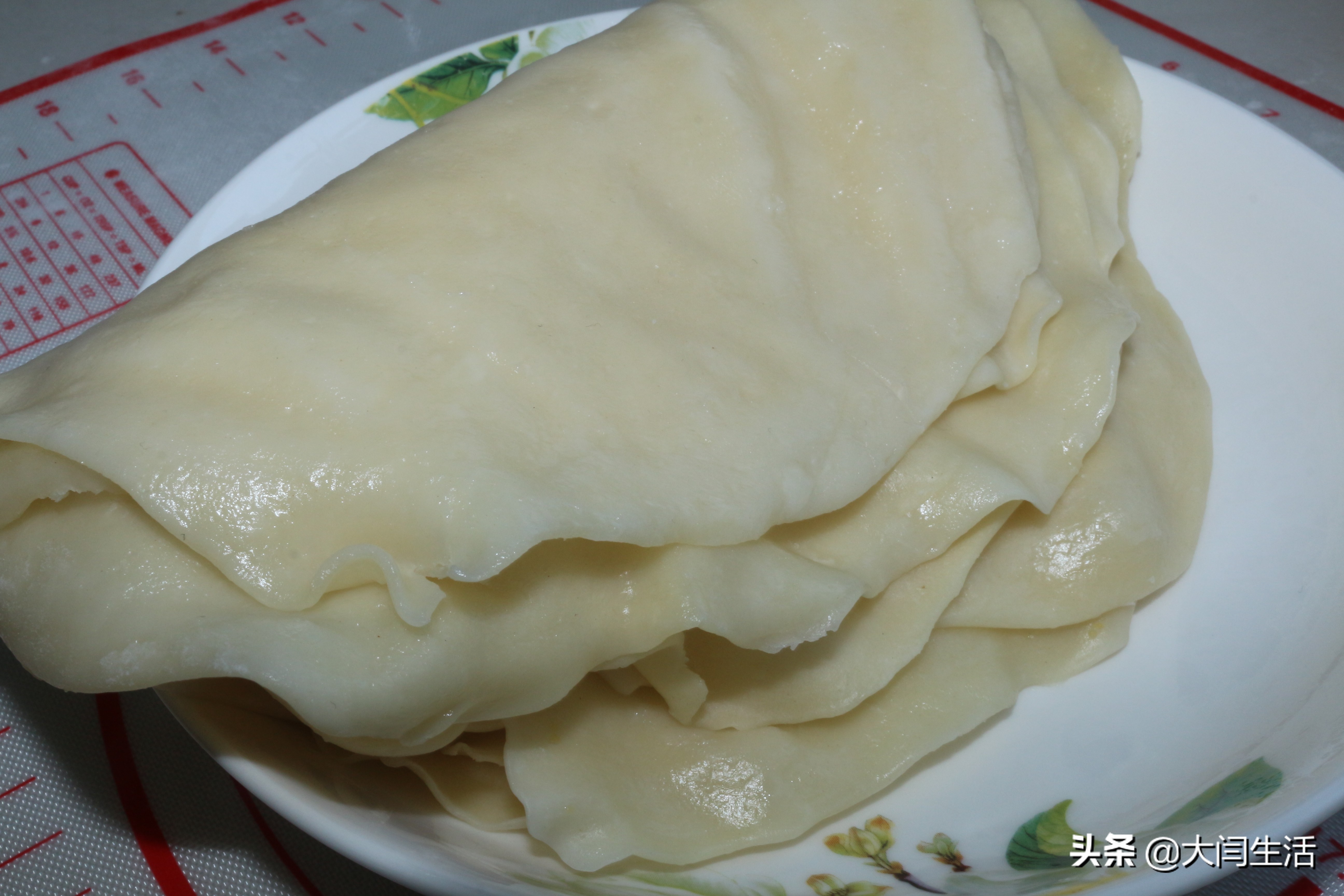 薄单饼卷菜用什么水和面,1碗面粉1碗水教你个独特的做法