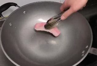 铁锅做饭为什么容易粘锅,铁锅做饭发黑还生锈