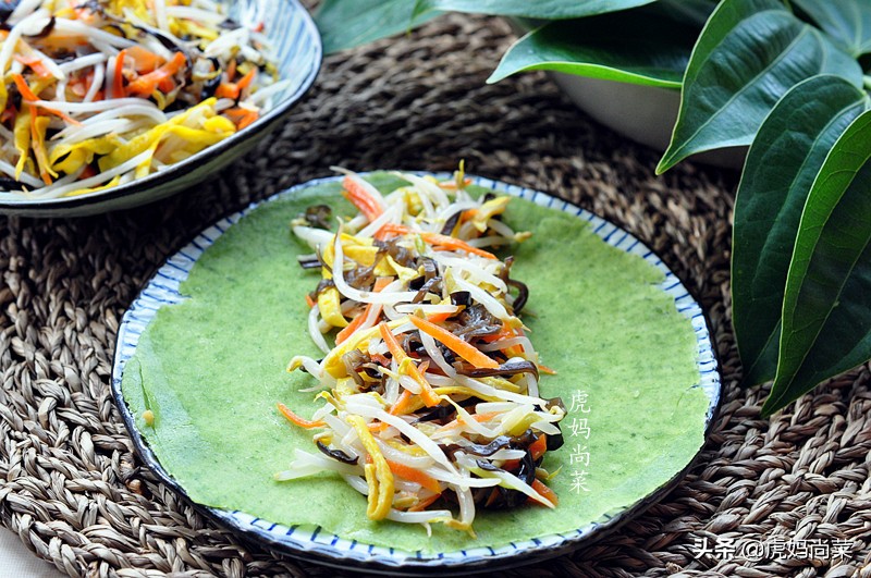 春饼这样做薄如蝉翼劲道又好吃,薄如蝉翼的春饼和面比例