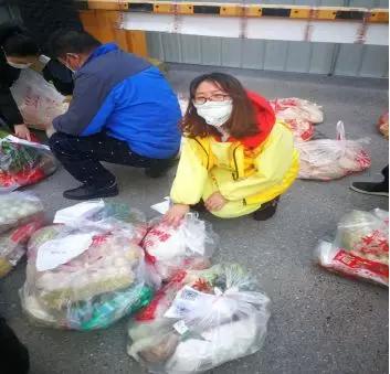 战疫志愿者坚守一线,抗击疫情志愿者守村口