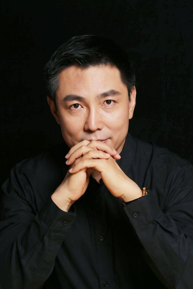 靠卖麻辣串起家，26岁年入3亿，败光家当后重新创业，现年入8亿