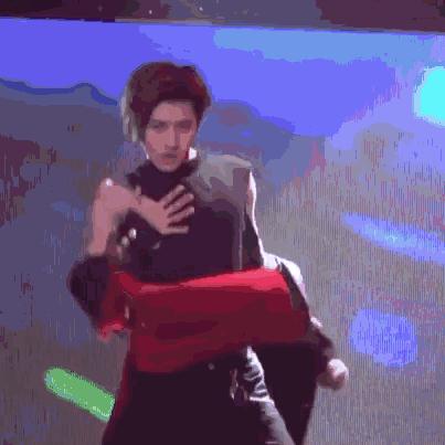 肖战王一博蔡徐坤易烊千玺同框,火箭少女跳扭胯