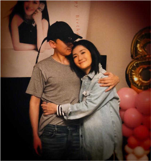 张杰谢娜同框只能看见侧脸,张杰谢娜一家四口的第一次同台