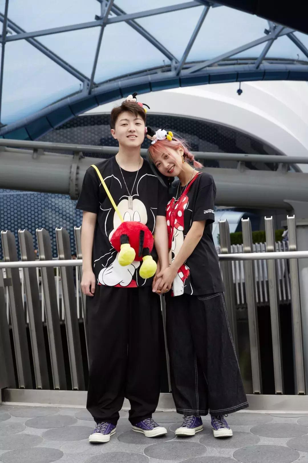 我们在上海迪士尼里玩耍了一天，发现穿的美才能玩的好！