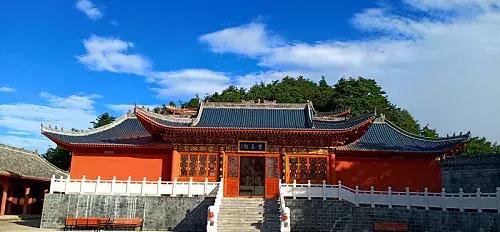 采一片天竺山的云朵别在发梢，带你感受云中漫步的奇妙幻境