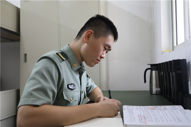 部队四期士官自愿留队申请书,军队上等兵留队申请书