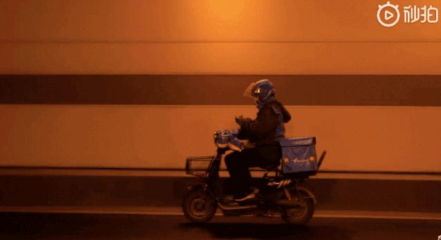 外卖小哥默默逆行,送餐小哥逆行