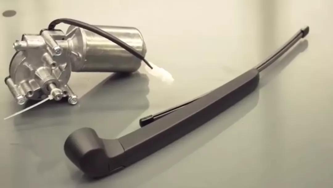 齐了！*博兰**基尼口罩、苹果面具、迪奥洗手液、戴森呼吸机……大牌跨界这样干