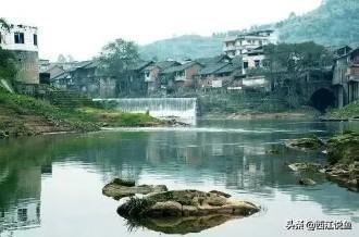 原汁原味“袖珍古镇”，人称“河边一只船”，山水清幽“小漓江”