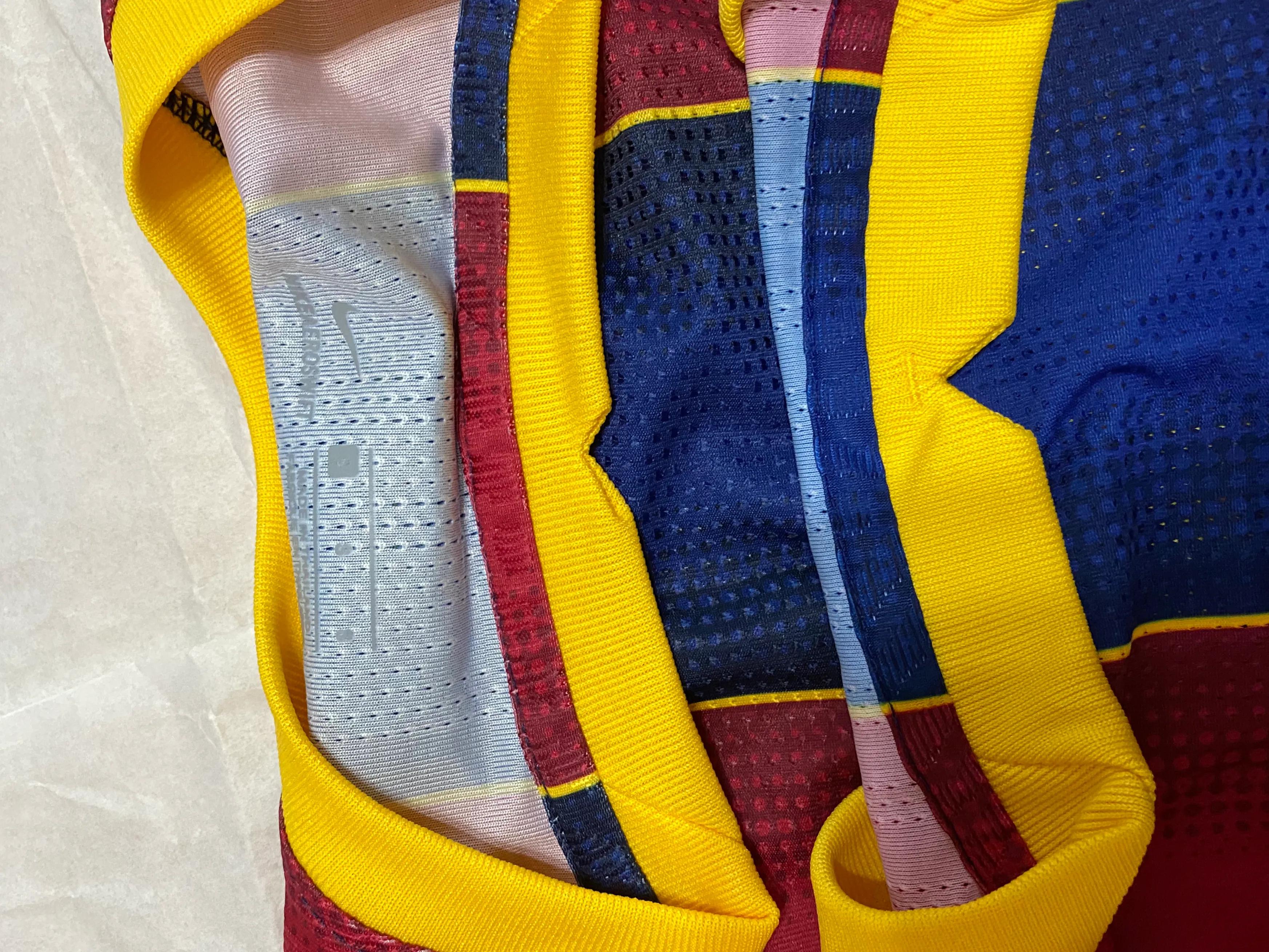 巴萨2021球衣真假对比,现在的巴萨新版球衣