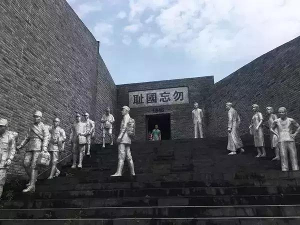 嫌工资低辞职光脚坐在火车站,成都市副市长辞职