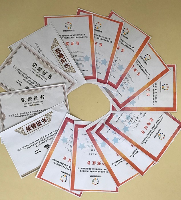 足球场上的顽强拼搏永不放弃,点燃绿茵烽火放飞足球梦想