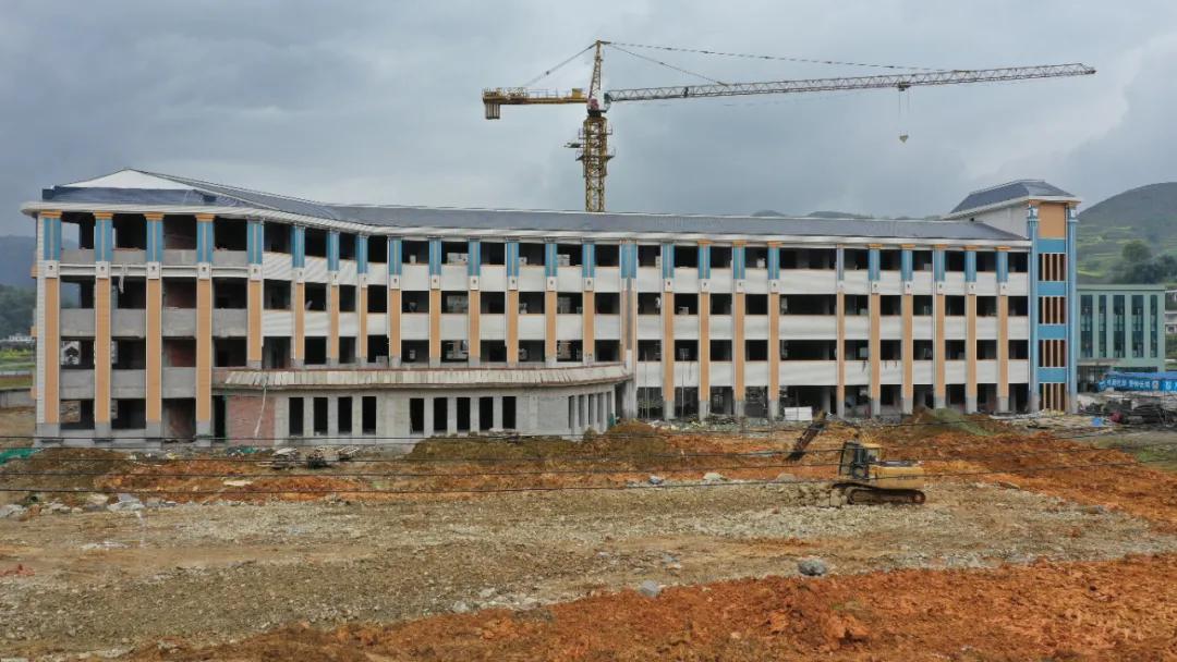 教学楼占地面积6000平方米,20000平方米学校