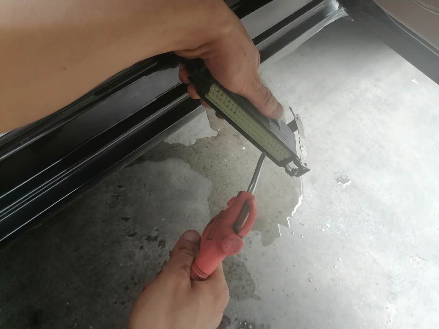 帕萨特领驭挂d挡往前冲车身共振,帕萨特领驭p挡应急解锁